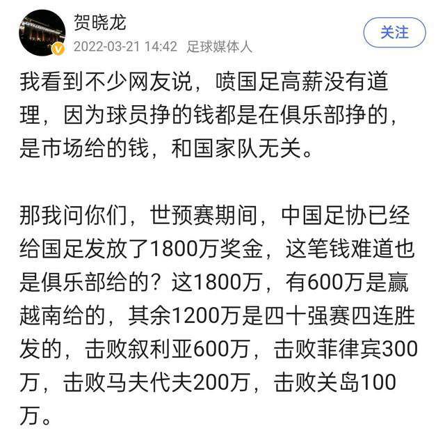 背对着镜头的八神太一双手叉腰，显得很有自信，仰拍的视角让他的身躯显得更加高大